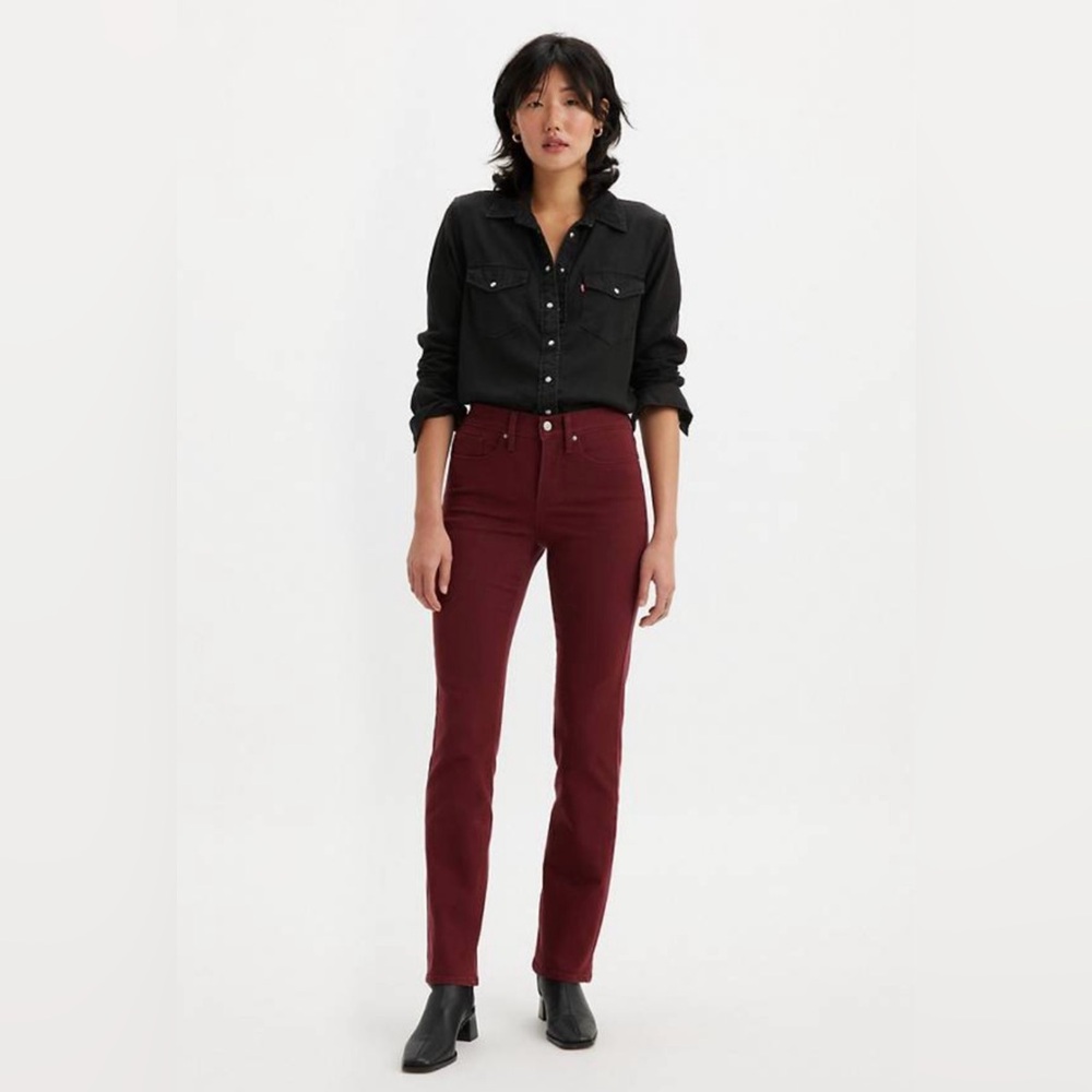 NWT - Levi’s 314 Shaping Straight Jeans in Windsor Red - 32” x 32”